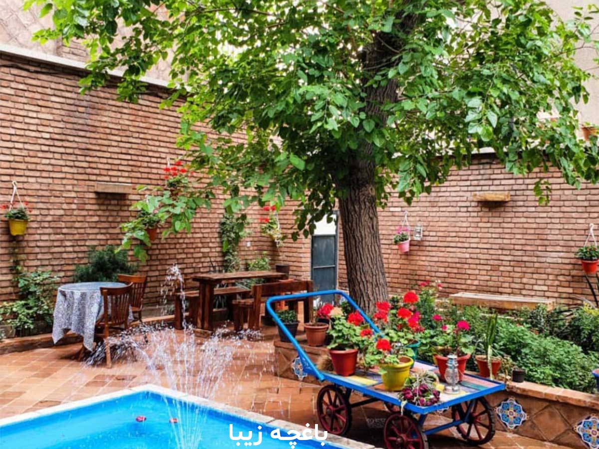 تصویر آبیاری باغچه زیبا